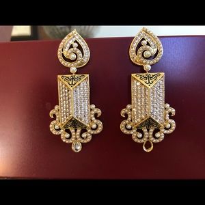 Earrings with American diamonds.